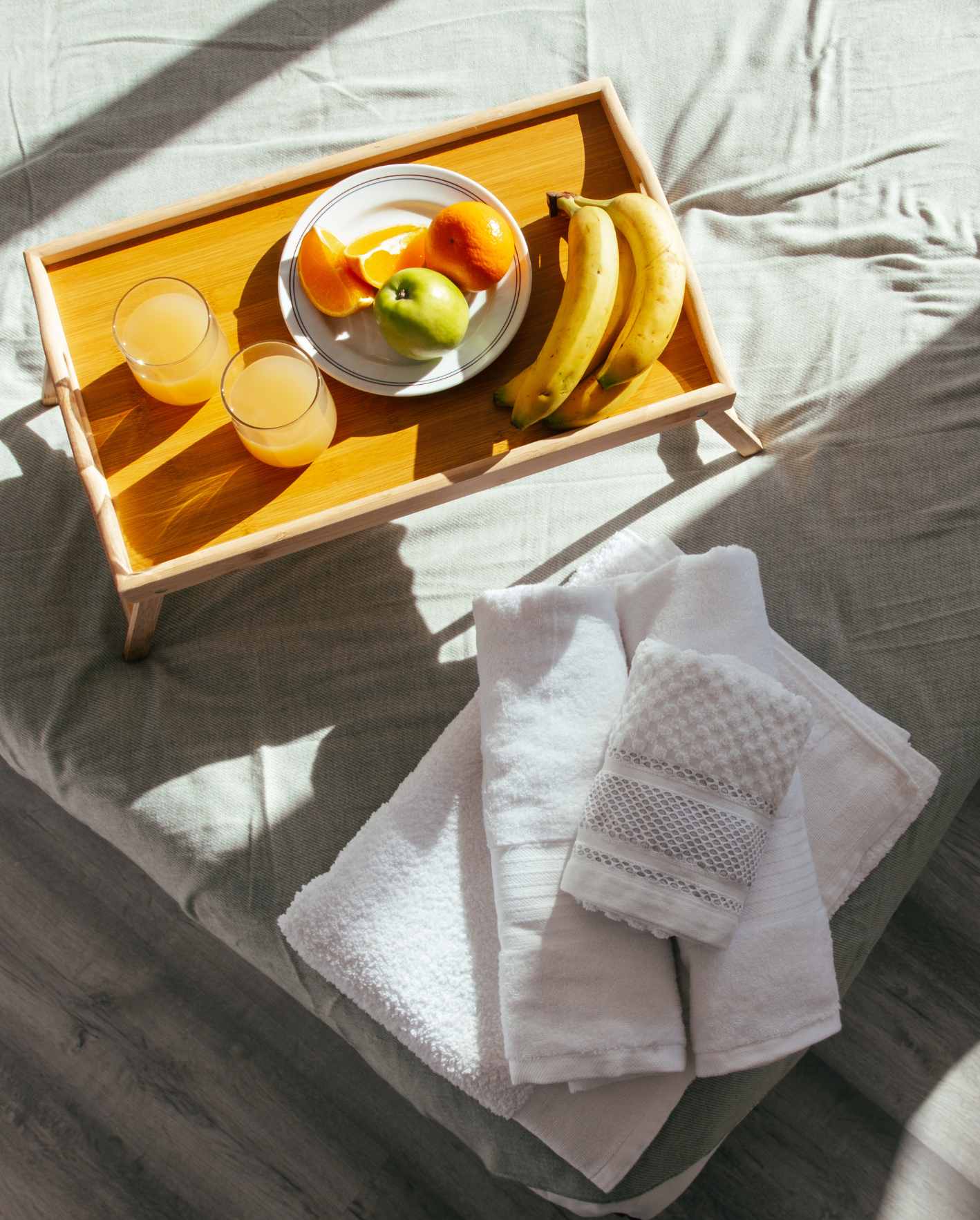 A bright short-term rental bedroom with fresh towels, fruit, and welcome amenities, highlighting how Park Place Properties helps Miami Airbnb owners create a thoughtful guest experience from check-in to checkout.